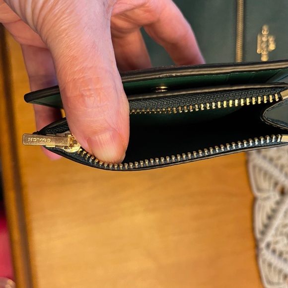 Coach Leather Green Crossbody with Wallet - Picture 3 of 10